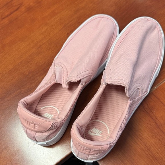 Nike Shoes - Nike slip-on sneakers size 7 // 011506